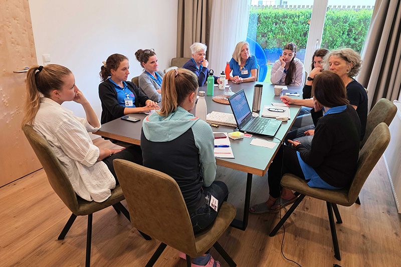 Arche Herzensbrücken bietet betroffenen Familien einen geschützten Ort zum Kraft tanken, Erholen und gemeinsamen Durchatmen. Pflege, Therapie und liebevolle Begleitung schenken Stabilität und Entlastung im oft herausfordernden Familienalltag mit einem schwer kranken Kind.