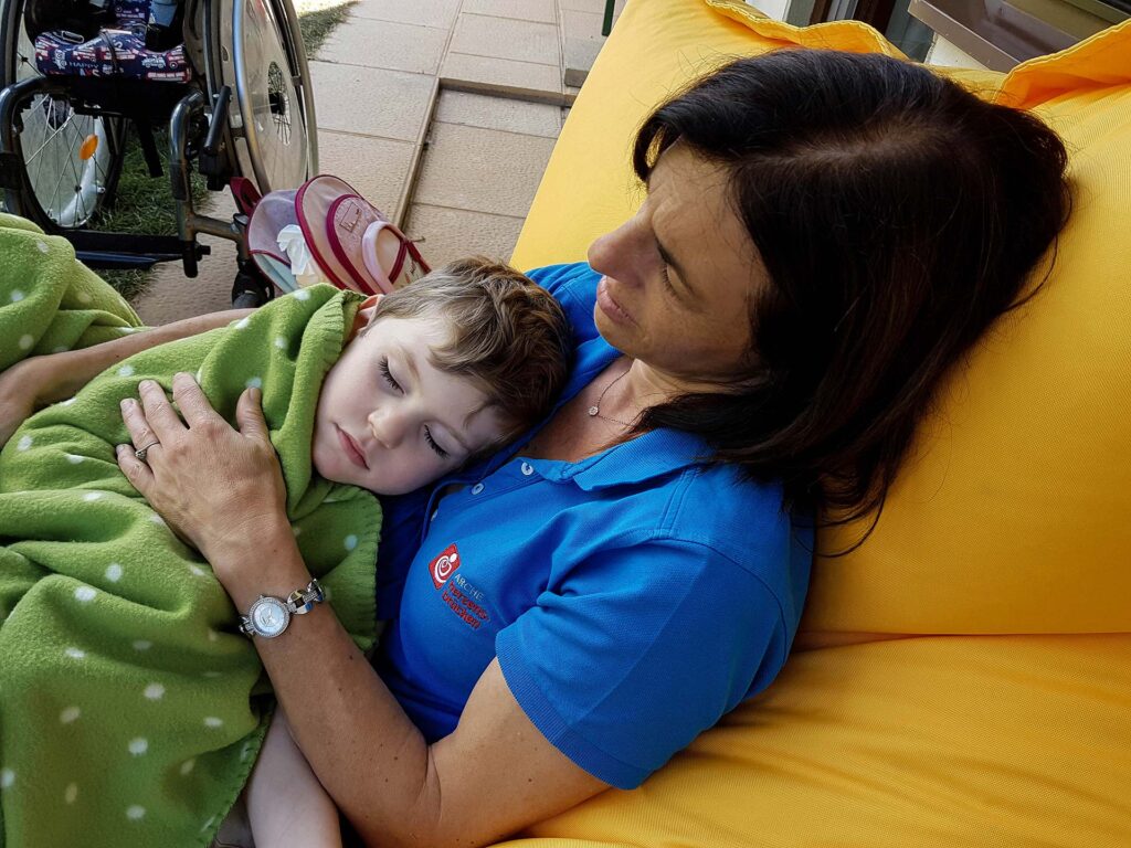 Entlastung für pflegende Eltern – Auszeit bei Arche Herzensbrücken mit Betreuung & Rückzugsort für alle Wenn ein Kind schwer erkrankt, sind auch Eltern und Geschwister belastet. Bei uns finden Familien Entspannung, professionelle Begleitung und geschützte Momente des Zusammenseins – individuell abgestimmt und liebevoll begleitet.