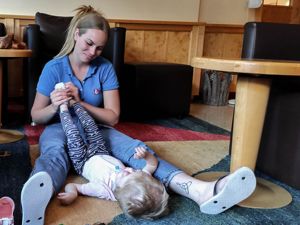 Entlastung für pflegende Eltern – Auszeit bei Arche Herzensbrücken mit Betreuung & Rückzugsort für alle Wenn ein Kind schwer erkrankt, sind auch Eltern und Geschwister belastet. Bei uns finden Familien Entspannung, professionelle Begleitung und geschützte Momente des Zusammenseins – individuell abgestimmt und liebevoll begleitet.