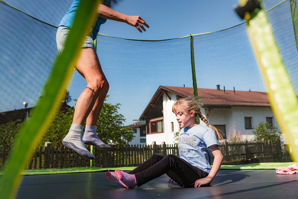 Die Arche Herzensbrücken in Tirol schenkt Familien mit schwer erkrankten Kindern wertvolle Momente des Innehaltens, unterstützt durch Pflege, Therapie und geschützte Begegnungen.