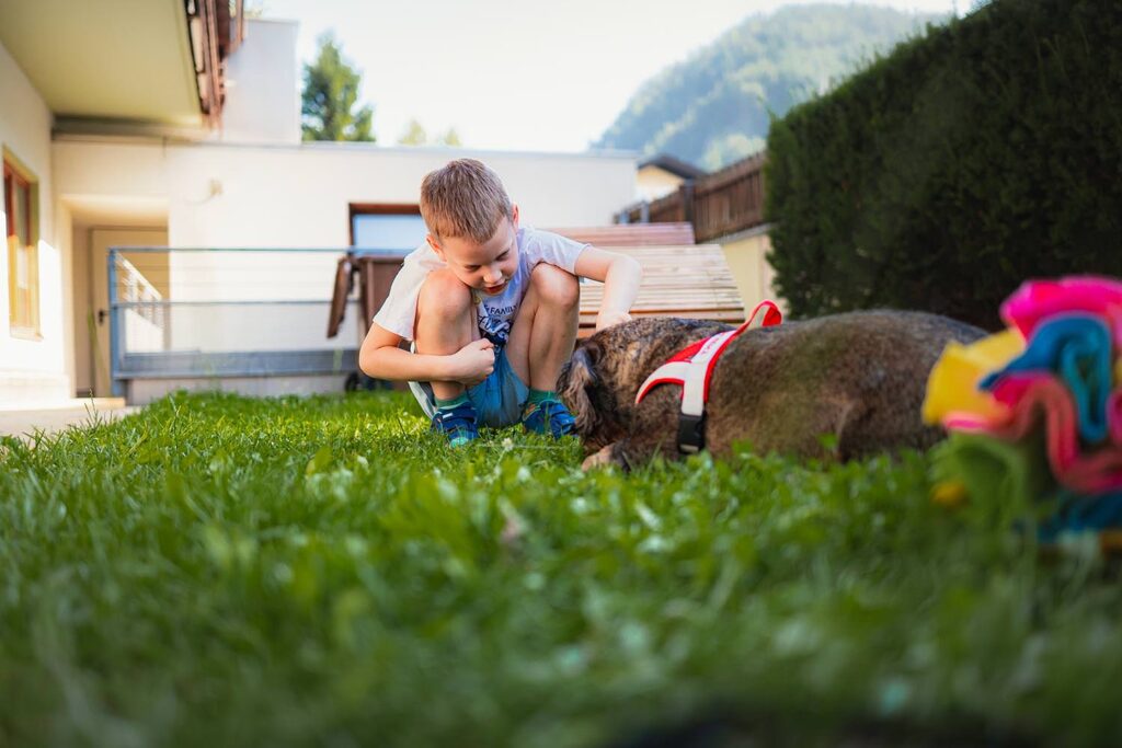 Die Arche Herzensbrücken schenkt betroffenen Familien mit schwer erkrankten Kindern eine Auszeit voller Pflege, Erholung, Geschwisterbetreuung und professioneller Begleitung – ein Ort, um neue Kraft zu tanken und das Familiensystem zu entlasten.
