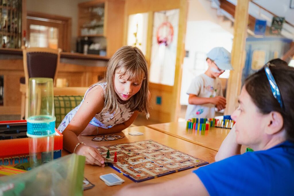 Während die Kinder betreut werden, genießen Eltern Spaziergänge, Gespräche und stille Momente. Hier darf man einfach nur Mama oder Papa sein. Wir begleiten jede Familie individuell, fachlich und liebevoll. Unsere Arbeit schenkt Momente, die Mut machen und das Herz stärken.
